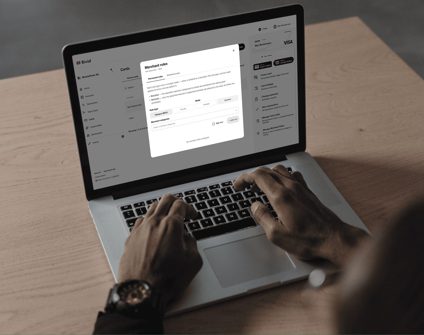 Managerin passt die Kontrollen der Firmenkarten am Laptop an